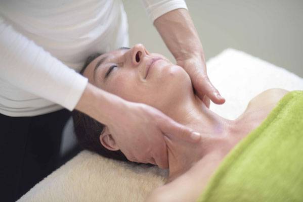 Massage facial japonais